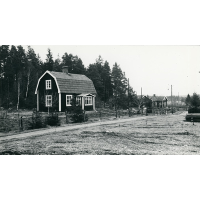 SLM SEM_Eg1697 - Ture Ärlunds stuga vid Karlbyå, nybyggd 1929 till hans 40-årsdag av timmer från Sandvik.