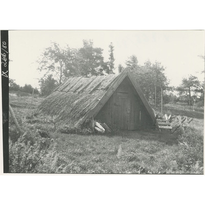 SLM X266-80 - Uthusbyggnad, vedbod i Barva socken
