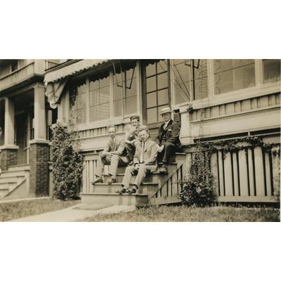 SLM P2022-1179 - Fyra män på en trappa, 1927