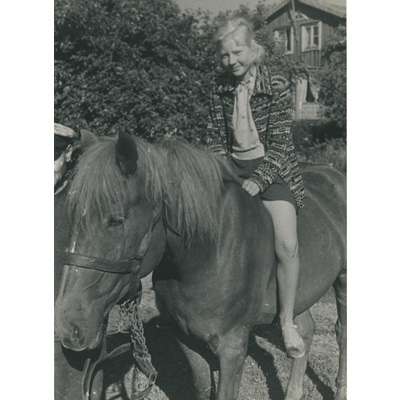 SLM P07-677 - Ingrid Liljekvist på hästryggen