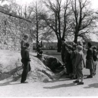 SLM A13-593 - Gjutgodsutställning 1952, besökare vid fontän från Näfveqvarns bruk