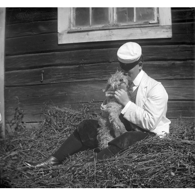 SLM Ö581 - Carl Åkerhielm med en hund, 1890-tal