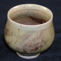 SLM 28108 - Skål av keramik, vinröd/grön glasyr, signerad BEN, vilket står för Birger E. Nilsson