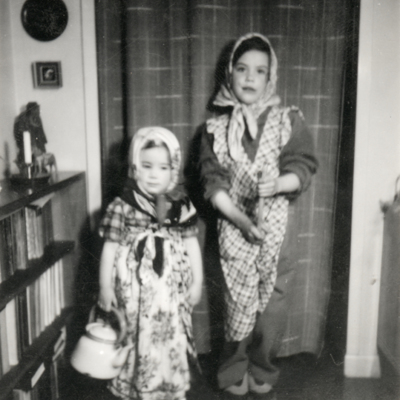 SLM P2016-0369 - Systrarna Wohlin som påskkärringar på 1940-talet