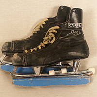 SLM 32421 1-4 - Ishockeyskridskor med tillhörande skydd från 1970-talet