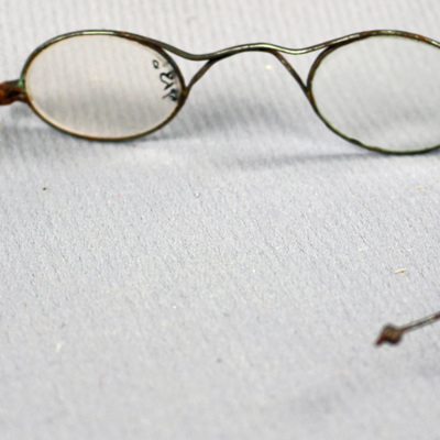 SLM 9136 - Glasögon med ovala glas och tennbågar, från Larslund i Stigtomta socken
