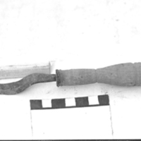 SLM 825 - Kniv med halvcirkelformat eggjärn, avsedd för tillverkning av träskedar
