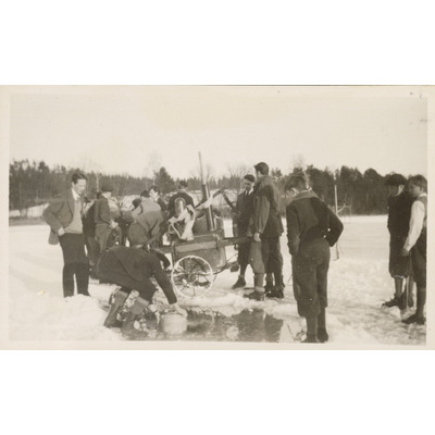 SLM P2020-0434 - Förberedelse av ishockeyfältet vid Solbacka Läroverk, 1932