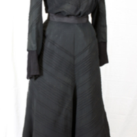 SLM 9817 - Tvådelad svart klänning av siden, ylle och crepelin