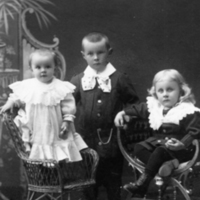SLM P05-281 - Barnen Folke, Mauritz och Maj-Sofi Ahlstrand år 1904