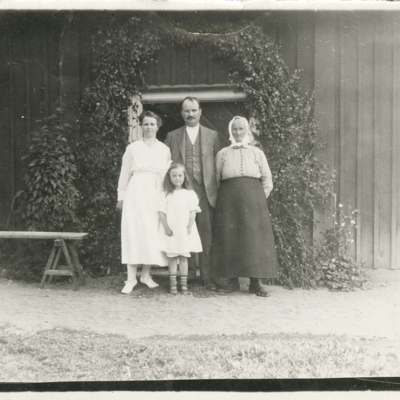 SLM P2016-0224 - Familjen Blomsjö besöker fru Hedda i Svärta, 1920-tal