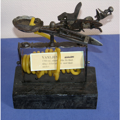 SLM 929 - Vaxstapelhållare av järn med flintlåständning från gevär