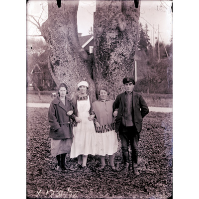 SLM X1731-78 - Gruppfoto framför ett träd, 1920-tal