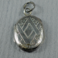 SLM 22727 - Medaljong av nysilver, graverad dekoration