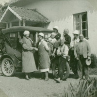 SLM P12-171 - ”Ford-Tyra och släktingåtta”, familjen Nilsson, vänner och bil, 1930-talets slut