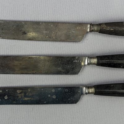 SLM 2231, 3542, 3543 - Tre bordsknivar med träskaft