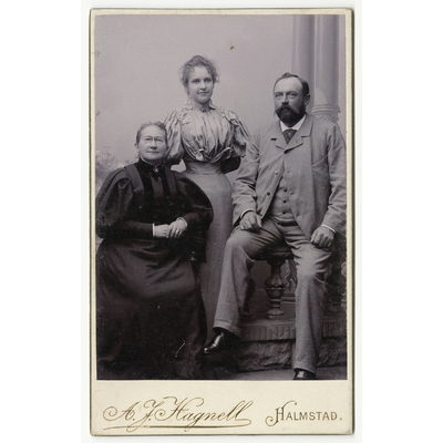 SLM P2021-0017 - Visitkort, tre personer ca 1900, har tillhört konstnären Bodil Güntzel