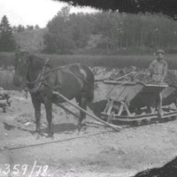 SLM X2359-78 - En häst drar en tippvagn på en byggplats