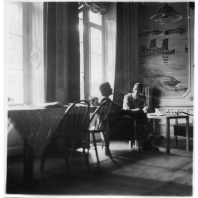 SLM P2023-0019 - Två män samtalar över en fika i vardagsrummet på Kjesäter, cirka 1942