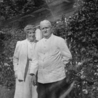 SLM P09-1010 - Cecilia och Göran af Klercker, Katrineborg i Vadsbro socken år 1945