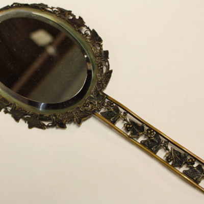 SLM 10133 - Spegel, hållare med genombrutet vinranksmotiv av metall