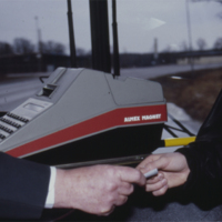 SLM SB13-572 - Reklambild för biljettbetalning på buss med nya Almex biljettmaskin