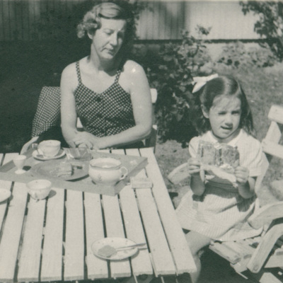 SLM P2015-636 - Karin och Suzanne Wohlin på sommarstället i Trosa omkring 1950.