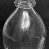 SLM 4440 - Karaff av glas, med fasetterad sida och påklippt ring, från Nilsbo, Blacksta