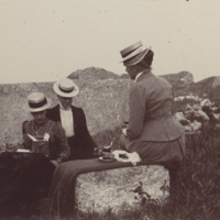 SLM P09-1060 - Lita, Puttity?, Cecilia Falkenberg (senare af Klercker) och Marie, Anacapri, Capri år 1903