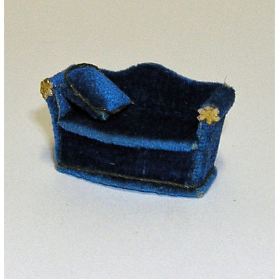 SLM 6615 - Miniatyrsoffa av blå sammet