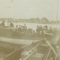 SLM P2014-128 - Båtresenärer i Nyköpings hamn, 1910-tal