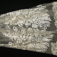 SLM 14127 2 - Del av kjol, tyllspets från 1800-talet