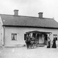 SLM R135-89-1 - Prästgården i Vansö, exteriör med hästkärra och människor, omkring 1905