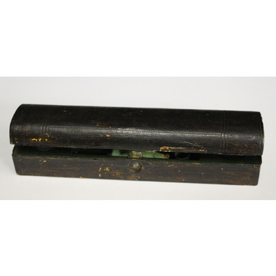 SLM 4732 - Etui av skinnklädd metall, innehåller bläckhorn, sanddosa, sigill, från Stjärnhov