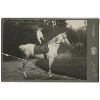 SLM P2021-0030 - Visitkort, ryttarinna till häst, troligen Bodil Güntzel (1903-1998)