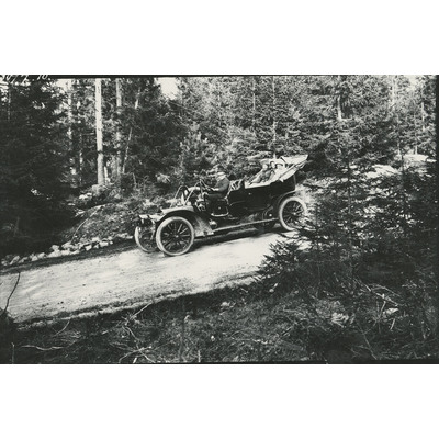 SLM X4256-78 - Bil på skogsväg år 1910