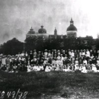 SLM X1849-78 - En stor grupp kvinnor framför Gripsholms slott