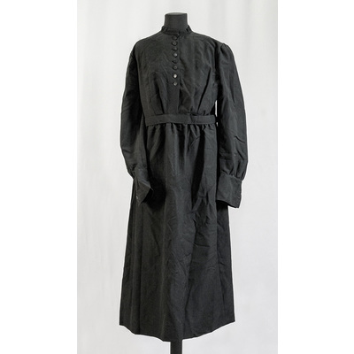 SLM 37957 1 - Svart ylleklänning med lång ärm, sjuksköterskeklänning, så kallad 