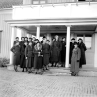 SLM P09-1814 - Husmödrar från Uppland på studieresa, vid Estlöt, Sättersta