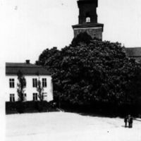 SLM M023000 - Stora torget med S:t Nicolai kyrka och residenset i Nyköping år 1919