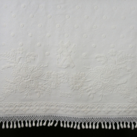 SLM 10022 - Vitt handvävt sängöverkast daterat 1882