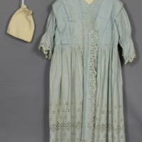 SLM 10668 1-2 - Klänning av ljusblå bomull med tillhörande virkad väska från 1912