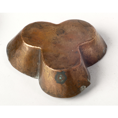 SLM 1753 - Bakelseform av koppar i form av treklöver, 8,2 cm, från Lunda socken