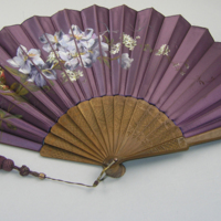 SLM 11759 5 - Solfjäder med ställ av utsirat trä och blad av violett siden med påmålade blommor