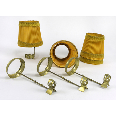 SLM 54932, 54933 - Fyra lamphållare med gripklo och tillhörande gula skärmar, från Strängnäs