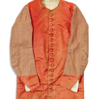 SLM 14132 - Väst av röd sidenatlas med ärmar av rosa linne tillhört nationella dräkten 1778.