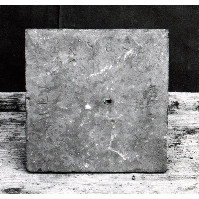 SLM 1437 - Solur av sandsten märkt A.O.S. 1704, från Kongsberga i Runtuna socken
