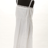 SLM 36678 - Underklänning av vit bomull med hålsömsbroderier