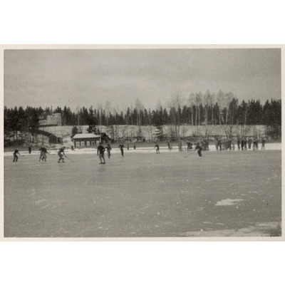 SLM P2020-0451 - Elever från Solbacka Läroverk spelar bandy på Kyrksjön vid Stjärnhov, 1933