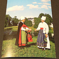 SLM 27335 - Kort med bild på Vingåkersdräkter